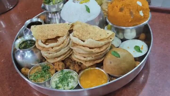 महाप्रसादातील शेवयाच्या खिरीची जागा आजपासून आमरसाने घेतली असून आता वटपौर्णिमेपर्यंत देवाच्या महाप्रसादात आमरस असेल.