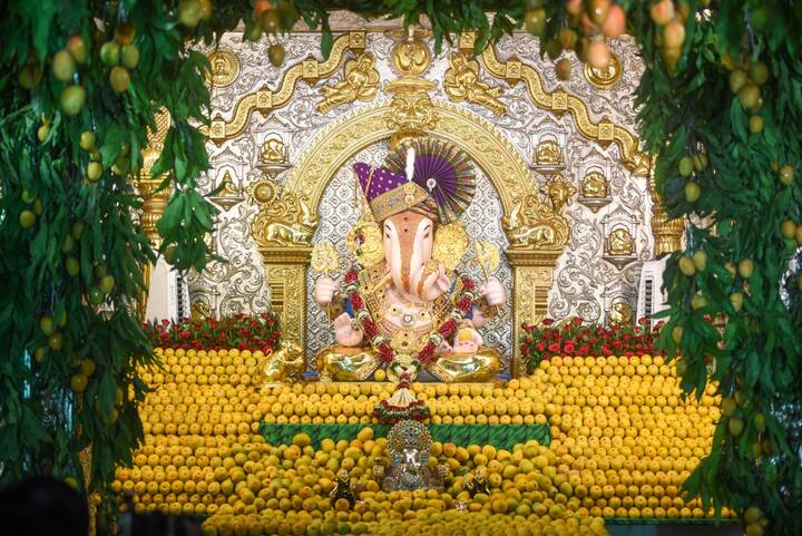 हि आंब्यांची आरास पाहण्याबरोबरच भाविकांनी पहाटे पासूनच गणरायाच्या दर्शनासाठी मोठी गर्दी केली होती.