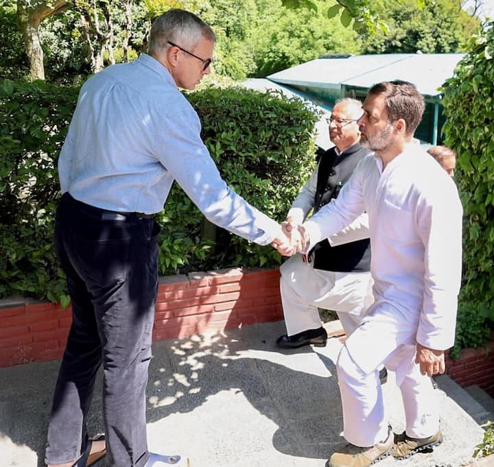 यावेळी त्यांनी जखमींची रुग्णालयात विचारपूस केली होती.