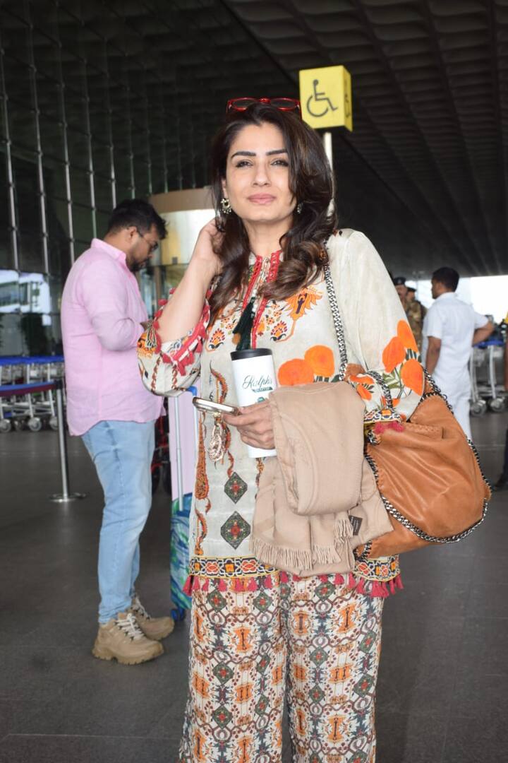 रवीना हमेशा पैपराजी के लिए पोज करती हैं. वो कई बार पैपराजी को गिफ्ट भी दे चुकी हैं.