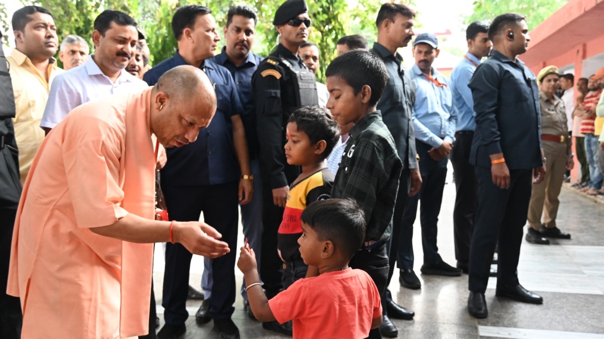 जनता दरबार में अनोखे अंदाज में दिखे सीएम योगी, छोटे बच्चों को किया लाड़ दुलार, खिलाई चॉकलेट