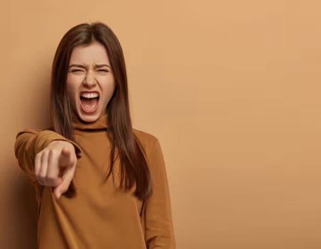 ਯੂਰਪੀਅਨ ਹਾਰਟ ਜਰਨਲ ਦੇ ਐਕਿਊਟ ਕਾਰਡੀਓਵੈਸਕੁਲਰ ਕੇਅਰ ਵਿੱਚ ਪ੍ਰਕਾਸ਼ਿਤ 2014 ਦੇ ਇੱਕ ਅਧਿਐਨ ਵਿੱਚ ਪਾਇਆ ਗਿਆ ਕਿ ਤੇਜ਼ ਗੁੱਸੇ ਦੇ ਭੜਕਣ ਤੋਂ ਬਾਅਦ ਦੋ ਘੰਟਿਆਂ ਵਿੱਚ ਦਿਲ ਦੇ ਦੌਰੇ ਦਾ ਖ਼ਤਰਾ ਲਗਭਗ ਪੰਜ ਗੁਣਾ ਵੱਧ ਗਿਆ ਸੀ। ਇਸੇ ਤਰ੍ਹਾਂ, ਹਾਰਵਰਡ ਮੈਡੀਕਲ ਸਕੂਲ ਦੇ ਖੋਜਕਰਤਾਵਾਂ ਨੇ 2015 ਦੇ ਇੱਕ ਵਿਸ਼ਲੇਸ਼ਣ ਵਿੱਚ ਇਹ ਉਜਾਗਰ ਕੀਤਾ ਕਿ ਗੁੱਸੇ ਦੇ ਵਾਰ-ਵਾਰ ਐਪੀਸੋਡ ਦਿਲ ਨਾਲ ਸਬੰਧਤ ਘਟਨਾਵਾਂ ਲਈ ਇੱਕ ਟਰਿੱਗਰ ਵਜੋਂ ਕੰਮ ਕਰ ਸਕਦੇ ਹਨ, ਖਾਸ ਕਰਕੇ ਉਨ੍ਹਾਂ ਲੋਕਾਂ ਵਿੱਚ ਜੋ ਪਹਿਲਾਂ ਹੀ ਮਾੜੀ ਜੀਵਨ ਸ਼ੈਲੀ ਜੀਉਂਦੇ ਹਨ।