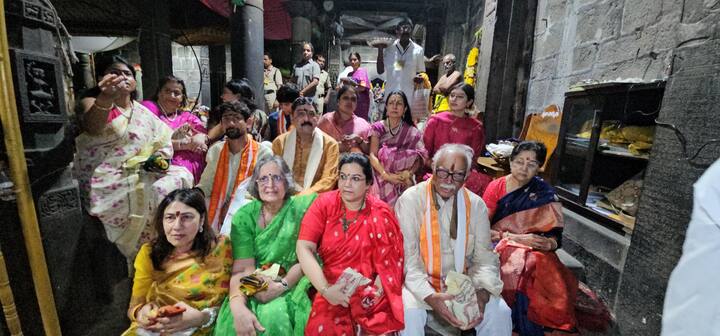 వేకువజామున ఒంటిగంటకు సింహాద్రి అప్పన్నను సుప్రభాత సేవతో అర్చకులు మేల్కొలిపారు. అనంతరం స్వామివారి చందనాన్ని అత్యంత సున్నితంగా వేరు చేశారు అర్చకులు. నిజరూప దర్శనంలోకి వచ్చిన స్వామివారికి అర్చకులు వైదిక కార్యక్రమాలు, పూజలు నిర్వహించారు.