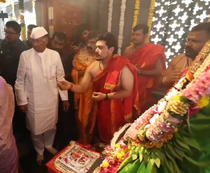 ठाण्यातील तुळजाभवानी मंदिराच्या मूर्तीची राष्ट्रवादी शरदचंद्र पवार पक्षाचे अध्यक्ष शरद पवार यांच्या हस्ते प्राणप्रतिष्ठा करण्यात आली आहे.