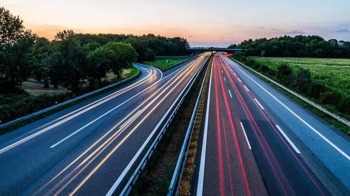 World First Electrified Road: ઇલેક્ટ્રિક કાર પછી હવે વિશ્વનો પહેલો ઇલેક્ટ્રિક રૉડ પણ આવી ગયો છે. આ રસ્તાની ખાસિયત એ છે કે ચાલતી વખતે તેના પર ઇલેક્ટ્રિક વાહનો ચાર્જ થશે. ટેકનોલોજીના આગમનથી વિશ્વમાં લોકો માટે ઘણા કાર્યો સરળ બન્યા છે. જેમ AI એ જીવનને સરળ બનાવ્યું છે, તેવી જ રીતે અન્ય ટેકનોલોજીઓ પણ હવે ખૂબ ઉપયોગી બની છે. તેવી જ રીતે, બજારમાં ઇલેક્ટ્રિક કાર આવ્યા પછી, કાર ચલાવવી થોડી સરળ બની ગઈ છે. ઇલેક્ટ્રિક કારમાં ડીઝલ કે પેટ્રોલની ચિંતા કરવાની જરૂર નથી. તેને એકવાર ચાર્જ કરો અને લાંબા અંતરની મુસાફરી કરો. આ જ કારણ છે કે એક એવો દેશ છે જેણે પોતાના રસ્તાઓનું વીજળીકરણ પણ કર્યું છે. ચાલો જાણીએ.
