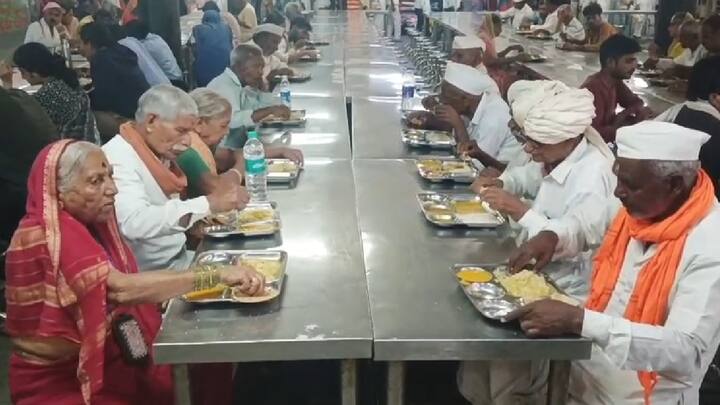 महाप्रसादालयात भाविकांकडूनही आमरसाचा गोडवा आवडीने चाखला जात असून भक्तांनी देखील आंब्याचा रस मिळत असल्याने समाधान व्यक्त केलं आहे.