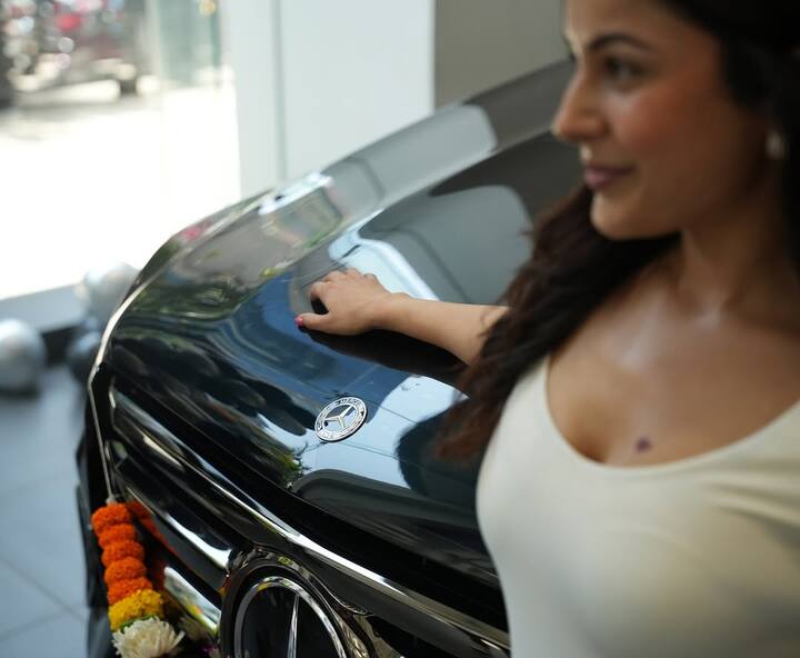 The Mercedes-Benz GLS is a premium 7-seater full-size SUV, with prices ranging from ₹1.34 crore to ₹1.39 crore in India. The base model starts at ₹1.34 crore, while the top-end variant is priced at ₹1.39 crore, offering state-of-the-art comfort, tech, and performance.