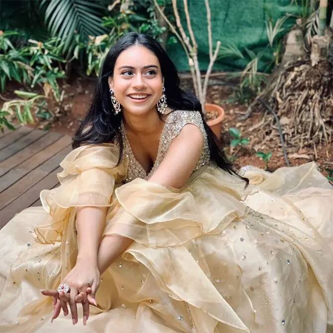 न्यासाचे फोटो आणि व्हिडीओ सोशल मीडियावर अनेकदा व्हायरल होतात. तिचा वेस्टर्न ते एथनिक लूकमधील अंदाज सर्वांना आवडतोय.