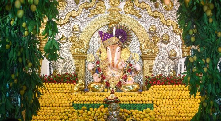 Shrimant Dagadusheth Ganpati :  साडेतीन मुहूर्तापैकी एक असलेल्या अक्षयतृतीयेच्या मंगलदिनी दगडूशेठ गणपतीला 11 हजार आंब्यांचा महानैवेद्य दाखविण्यात आलाय.