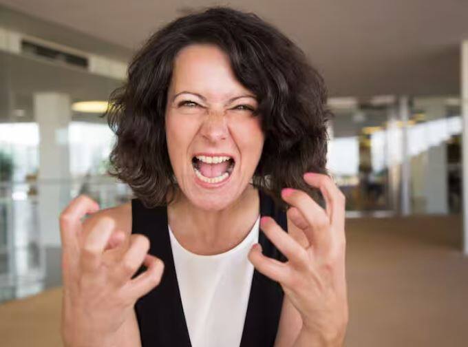 ਜਦੋਂ ਤੁਹਾਨੂੰ ਗੁੱਸਾ ਆਉਂਦਾ ਹੈ ਤਾਂ ਡੂੰਘੇ ਸਾਹ ਲਓ, ਇਹ ਦਿਲ ਨੂੰ ਸ਼ਾਂਤ ਕਰਨ ਵਿੱਚ ਮਦਦ ਕਰਦਾ ਹੈ। ਨਿਯਮਤ ਕਸਰਤ ਕਰੋ, ਇਹ ਤਣਾਅ ਘਟਾਉਂਦਾ ਹੈ ਅਤੇ ਦਿਲ ਨੂੰ ਸਿਹਤਮੰਦ ਰੱਖਦਾ ਹੈ। ਧਿਆਨ ਮਾਨਸਿਕ ਸ਼ਾਂਤੀ ਦਿੰਦਾ ਹੈ, ਜੋ ਗੁੱਸੇ ਨੂੰ ਕਾਬੂ ਕਰਨ ਵਿੱਚ ਮਦਦ ਕਰਦਾ ਹੈ। ਸਕਾਰਾਤਮਕ ਸੋਚ ਅਪਣਾਓ। ਆਪਣੀ ਰੋਜ਼ਾਨਾ ਦੀ ਰੁਟੀਨ ਵਿੱਚੋਂ ਬ੍ਰੇਕ ਲਓ, ਤਾਂ ਜੋ ਤੁਸੀਂ ਮਾਨਸਿਕ ਅਤੇ ਸਰੀਰਕ ਤੌਰ 'ਤੇ ਸੰਤੁਲਿਤ ਰਹਿ ਸਕੋ।