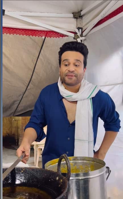 कृष्णा भोजपुरी गाना गाते हुए पकौड़े तल रहे हैं. वो शर्ट पहने हुए हैं और उन्होंने गले में गमछा लपेटा हुआ है.