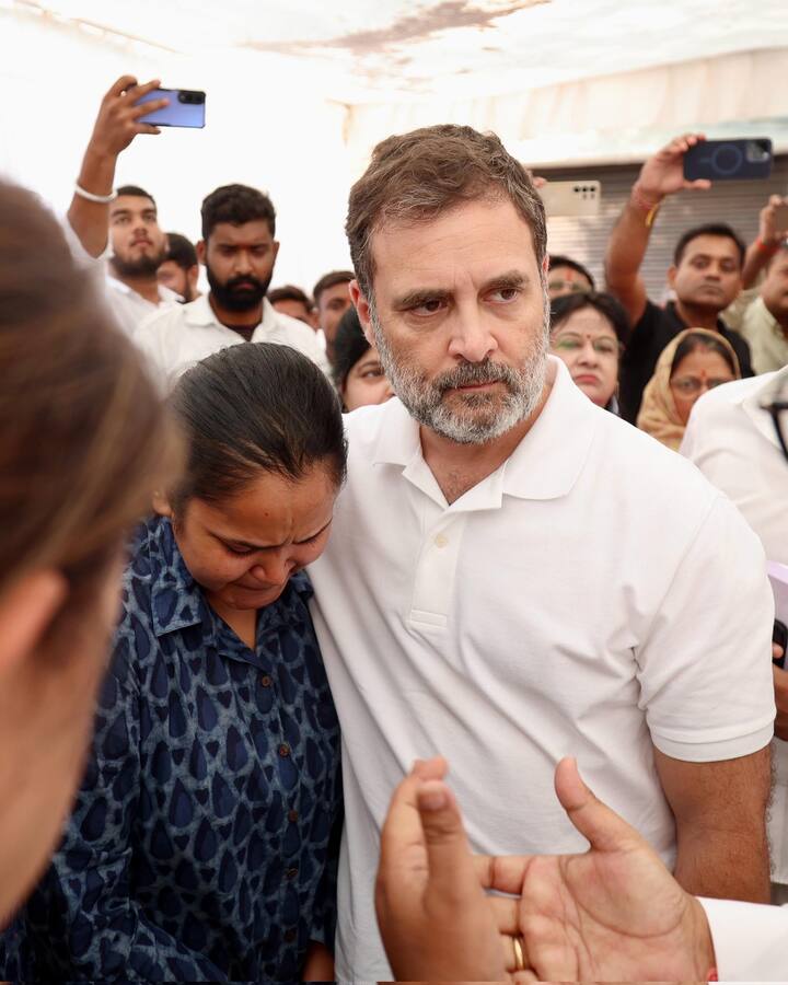द्विवेदी कुटुंबाने राहुल गांधी आणि प्रियंका गांधी यांना शुभमला शहीद दर्जा देण्याची मागणी केली.