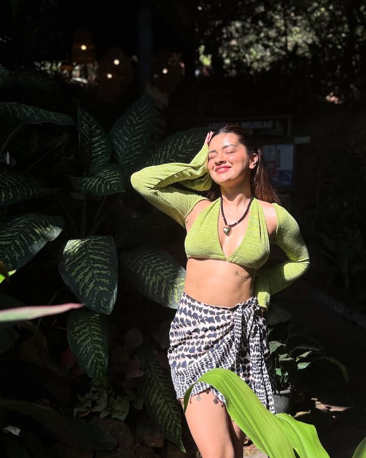 https:= avneet kaur flaunts figure in mini skirt deep neck crop top shares pics from goa trip | डीपनेक टॉप और मिनी स्कर्ट में अवनीत कौर ने दिए पोज, फैंस बोले