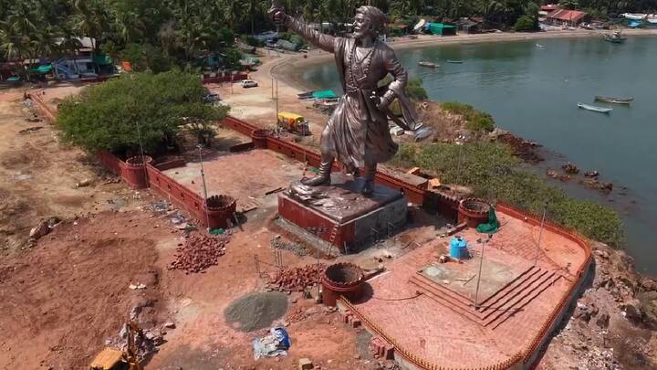 शिवभक्तांचा संताप आणि विरोधकांनी देखील पुतळा दुर्घटनेवरुन सरकारला धारेवर धरलं होतं, त्यावेळी पहिल्यापेक्षा भव्य आणि टीकणारा पुतळा उभारण्यात येईल, असे तत्कालीन मुख्यमंत्री एकनाथ शिंदेंनी म्हटलं होतं.