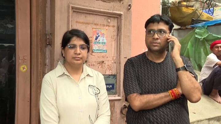 বুদ্ধি করে শৌচালয়ের জানলার কাচ ভেঙে তিন জন নেমে পড়েন কার্নিসের উপর। সেখানেই নেহারা ঘণ্টা দুয়েক দাঁড়িয়ে থাকেন।  পরে তাঁদের উদ্ধার করা হয়।