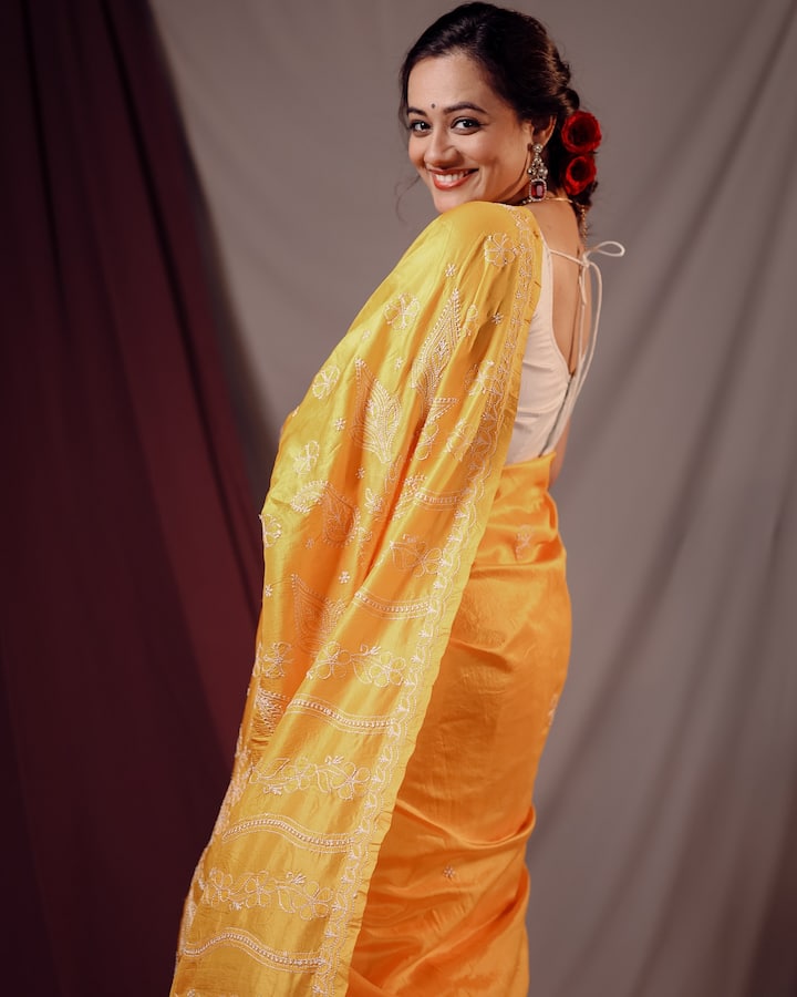 मराठी अभिनेत्री स्पृहा जोशीने अक्षय्य तृतीयेनिमित्त खास फोटोशूट केले आहे.या फोटोशूटसाठी स्पृहाने पिवळ्या रंगाची चिकनकारी साडी नेसली आहे.
