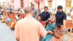 जनता दरबार में अनोखे अंदाज में दिखे सीएम योगी, छोटे बच्चों को किया लाड़ दुलार, खिलाई चॉकलेट