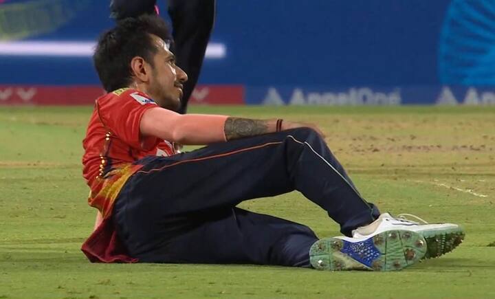 चेन्नई की पारी के 19वें ओवर में चहल ने हैट्रिक ली. उन्होंने इस ओवर में कुल 4 विकेट झटके. चहल ने दूसरी बार आईपीएल में एक ओवर में चार विकेट लेने का कारनामा किया है.