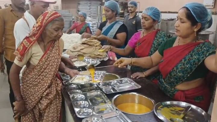 पंढरीच्या भाविकांना महाप्रसादाचा लाभ मिळावा म्हणून शेकडो हात झटत असतात, आज आमरस बनविण्यासाठीही महिलांनी सकाळपासूनच तयारी केली होती.