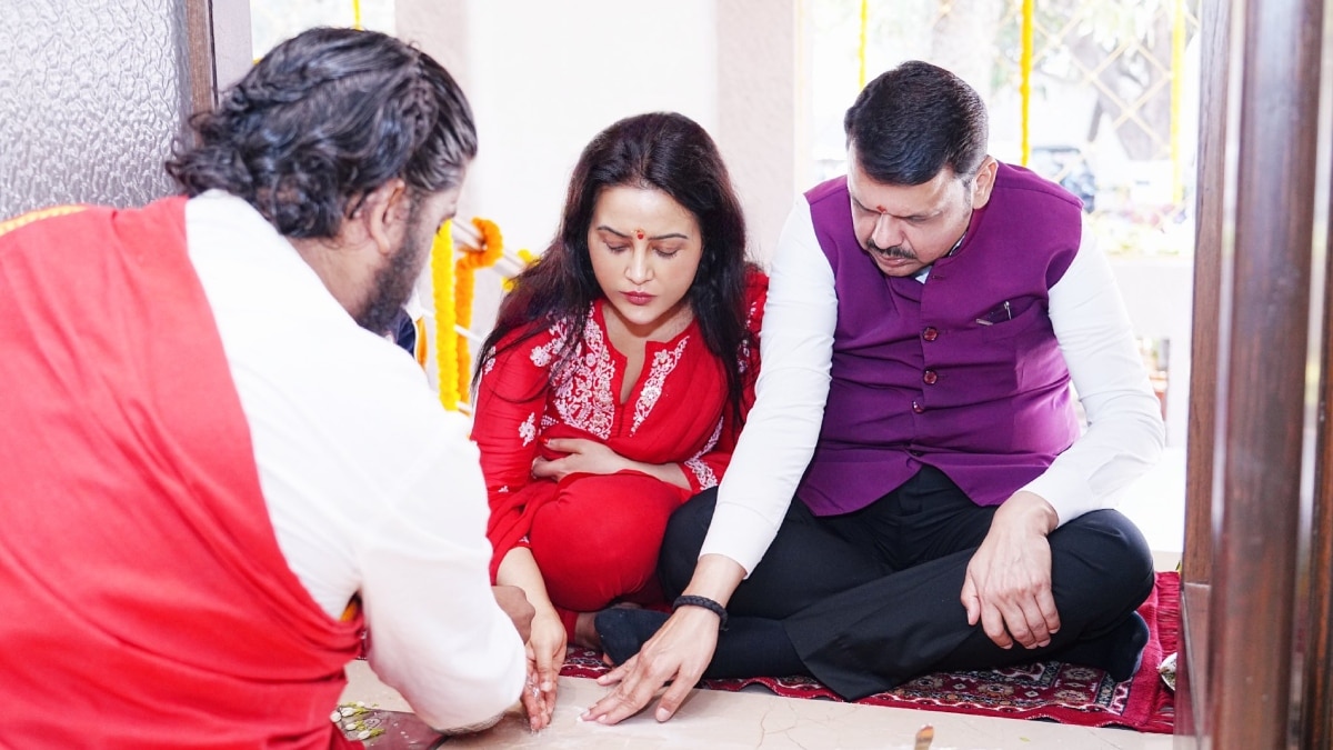 अक्षय तृतीया पर परिवार संग ‘वर्षा’ बंगले में सीएम देवेंद्र फडणवीस ने किया गृह प्रवेश, पत्नी ने शेयर की तस्वीरें
