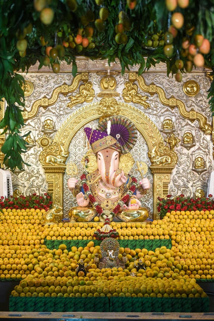 तत्पूर्वी पहाटे तीन  वाजता ब्रह्माणस्पती सूक्त अभिषेक करण्यात आला. त्यानंतर वेदश्री खाडिलकर ओक यांनी  बाप्पाच्या चरणी आपली गायन सेवा सादर केली. सकाळी आठ ते बारा या वेळात गणेश याग हि आयोजित करण्यात आला.