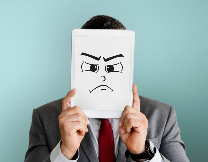 जब हम गुस्से में आते हैं, तो हमारा शरीर तनाव मोड में चला जाता है. हार्मोनल चेंजेज, जैसे एड्रेनालाईन और कोर्टिसोल बढ़ जाते हैं, जो ब्लड प्रेशर (Blood Pressure) को बढ़ा सकते हैं. इसकी वजह से दिल की धड़कन तेज हो सकती है.  अगर लंबे समय तक यही स्थिति बनी रहने से दिल पर अतिरिक्त दबाव पड़ता है, जिससे हार्ट डिजीज (Heart Disease) का खतरा बढ़ सकता है.