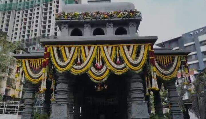 या मंदिराला 26 खांब आहेत. हे सर्व दगड आपण तामिळनाडूतील खाणीतून घेतले आहेत. खाणीतून घेतल्यानंतर हे कर्नाटक येथे आणण्यात आले. तिथे कोरीव काम करण्यात आलं.