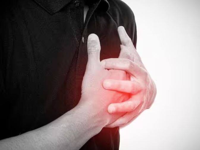 ਗੁੱਸੇ ਦੌਰਾਨ ਸਰੀਰ ਵਿੱਚ ਐਡਰੇਨਾਲੀਨ ਦਾ ਪੱਧਰ ਵੱਧ ਜਾਂਦਾ ਹੈ, ਜਿਸ ਕਾਰਨ ਬਲੱਡ ਪ੍ਰੈਸ਼ਰ ਤੇਜ਼ੀ ਨਾਲ ਵਧਦਾ ਹੈ। ਜੇ ਇਹ ਵਾਰ-ਵਾਰ ਹੁੰਦਾ ਹੈ, ਤਾਂ ਦਿਲ 'ਤੇ ਦਬਾਅ ਵਧ ਜਾਂਦਾ ਹੈ ਤੇ ਹਾਈ ਬਲੱਡ ਪ੍ਰੈਸ਼ਰ ਦਾ ਖ਼ਤਰਾ ਪੈਦਾ ਕਰ ਸਕਦਾ ਹੈ। ਲੰਬੇ ਸਮੇਂ ਤੱਕ ਹਾਈ ਬਲੱਡ ਪ੍ਰੈਸ਼ਰ ਰਹਿਣ ਨਾਲ ਦਿਲ ਦੀਆਂ ਧਮਨੀਆਂ ਸੁੰਗੜ ਸਕਦੀਆਂ ਹਨ, ਜਿਸ ਨਾਲ ਦਿਲ ਦੇ ਦੌਰੇ ਦਾ ਖ਼ਤਰਾ ਵੱਧ ਜਾਂਦਾ ਹੈ।