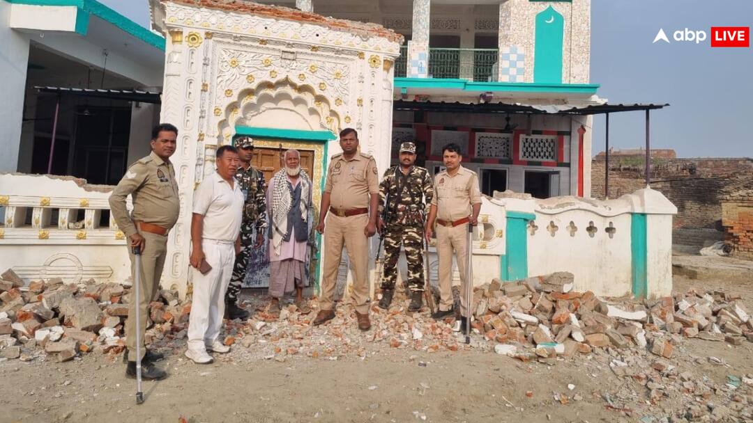 Yogi government demolished Illegal Construction madarsa in Bahraich Balrampur Siddharthnagar Maharajganj Shravasti bulldozer action in up ann भारत-नेपाल बॉर्डर पर चला योगी का बुल्डोजर! संवेदनशील इलाकों के अवैध धार्मिक स्थलों, मदरसों पर एक्शन