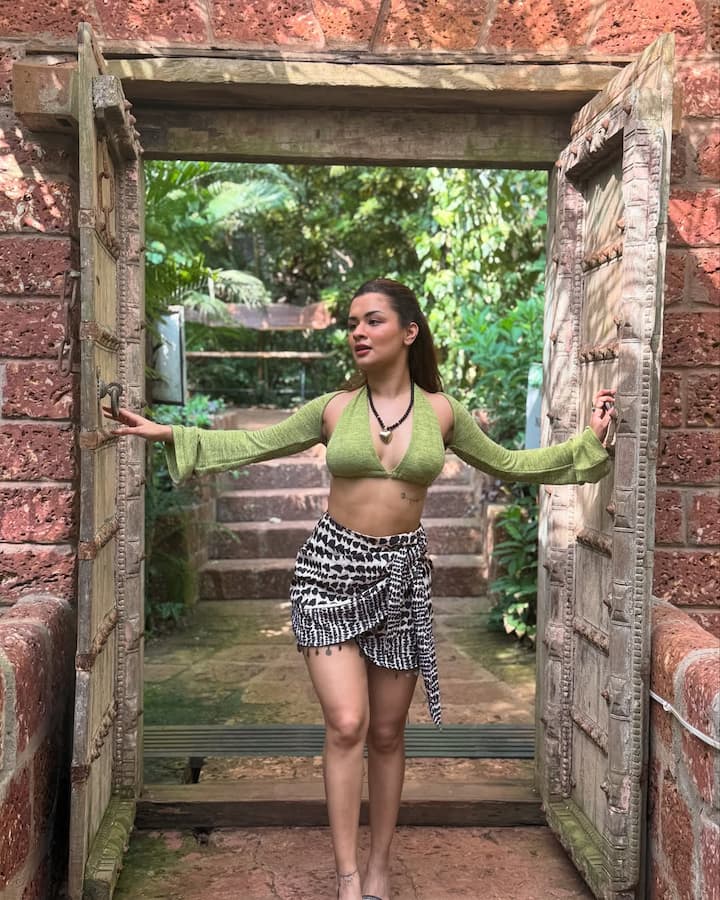  https:= avneet kaur flaunts figure in mini skirt deep neck crop top shares pics from goa trip | डीपनेक टॉप और मिनी स्कर्ट में अवनीत कौर ने दिए पोज, फैंस बोले