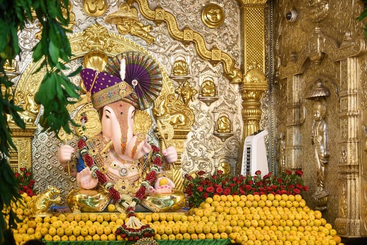 Shrimant Dagadusheth Ganpati : साडेतीन मुहूर्तापैकी एक असलेल्या अक्षयतृतीयेच्या मंगलदिनी दगडूशेठ गणपतीला 11 हजार आंब्यांचा महानैवेद्य दाखविण्यात आलाय.