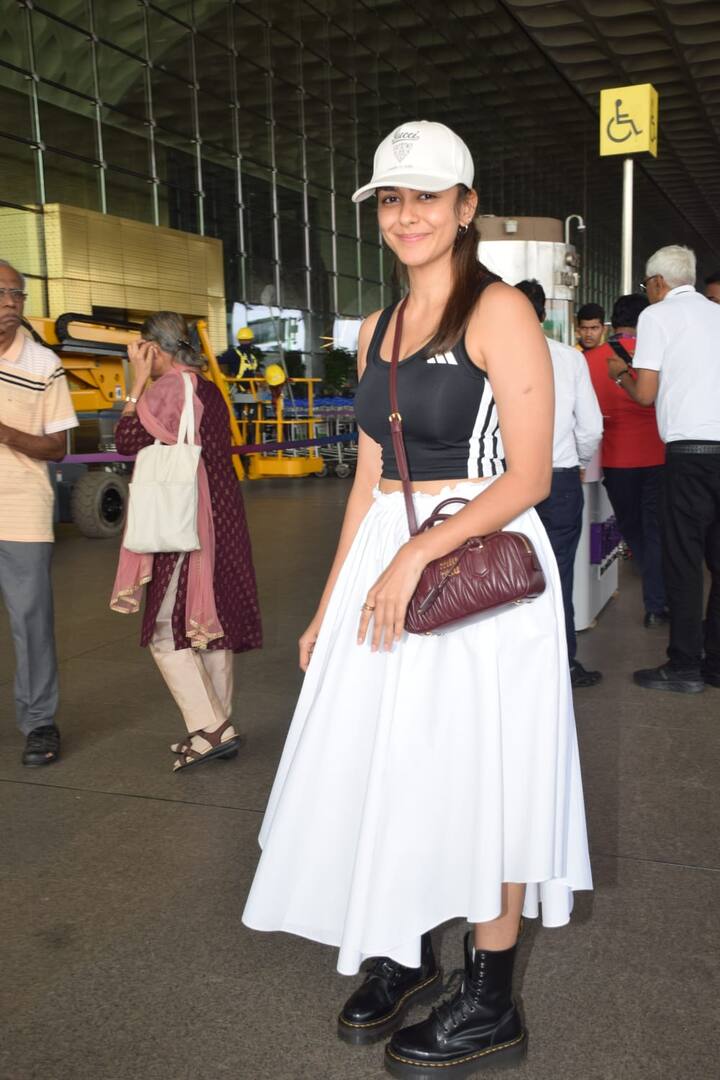 मृणाल ठाकुर बॉलीवुड के साथ साउथ में भी छा चुकी हैं. सीतारमण के बाद से वो साउथ में भी छा गई हैं. इस बार वो अलग लुक में एयरपोर्ट पर स्पॉट हुईं.