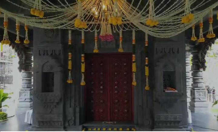 मंदिराच्या बांधकामात कोठेही स्टील किंवा सिमेंट वापरलेले नाही. पूर्णपणे दगडाने आणि हेमाडपंथी मंदिर आहे.