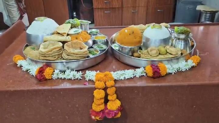 विठुरायाच्या परिपूर्ण महाप्रसादामध्ये लिंबू ,चटणी, कोशिंबीर, पातळ भाजी ,सुकी भाजी, वरण-भात ,कढी , वरण-भात, पुऱ्या, भजी तर पकवानामध्ये पुरणपोळी , साखर भात ,श्रीखंड ,बेसनाचे लाडू , शेवयाची खीर आणि आमरस याचा समावेश असतो.