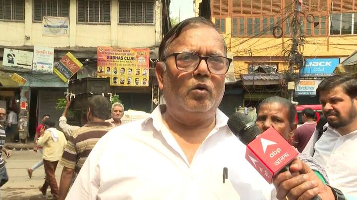 উত্তরপ্রদেশের গোরক্ষপুরের বাসিন্দা বদ্রীনাথ আগরওয়াল। স্ত্রী-মেয়েকে নিয়ে কেনাকাটা করতে বেরিয়েছিলেন। তাই আগুনের হাত থেকে সপরিবারে বেঁচেছেন।