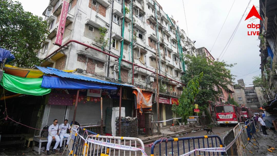 Kolkata Rituraj Hotel Fire Manager detained owner still missing Kolkata Hotel Fire:অগ্নিকাণ্ডে বড়বাজারের হোটেলে মৃত্যুমিছিল, আটক ম্যানেজার; এখনও বেপাত্তা মালিক
