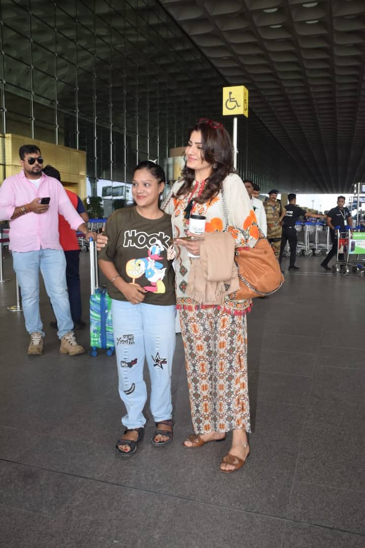 रवीना अपने फैंस से भी बहुत प्यार करती हैं. उन्होंने एयरपोर्ट पर फैन के साथ पोज दिए. उनकी ये फोटोज खूब वायरल हो रही हैं.