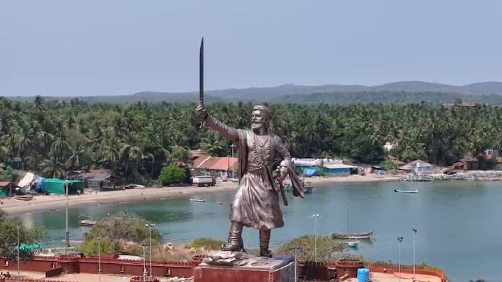 83 फूट उंच तलवार धारी पूर्णाकृती शिवरायांचा पुतळा उभारून झाला असून अनावरणाच्या प्रतिक्षेत आहे. मुख्यमंत्री देवेंद्र फडणवीस, उपमुख्यमंत्री एकनाथ शिंदे आणि उपमुख्यमंत्री अजित पवार यांच्यासह अनेक मंत्र्यांच्या उपस्थितीत शिवरायांच्या नव्याने उभारण्यात आलेल्या पुतळ्याचे अनावरण 11 मे ला होण्याची शक्यता आहे.