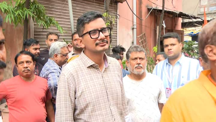 গুজরাতের সুরাত থেকে কাপড় কিনতে এসেছিলেন বস্ত্র ব্যবসায়ী আমন। স্ত্রী-মেয়েকে নিয়ে দোকানে গেছিলেন কেনাকাটা করতে। দোকানেই খবর পান হোটেলে আগুন লেগেছে। ফিরে এসে দেখেন গোটা হোটেল জ্বলছে।