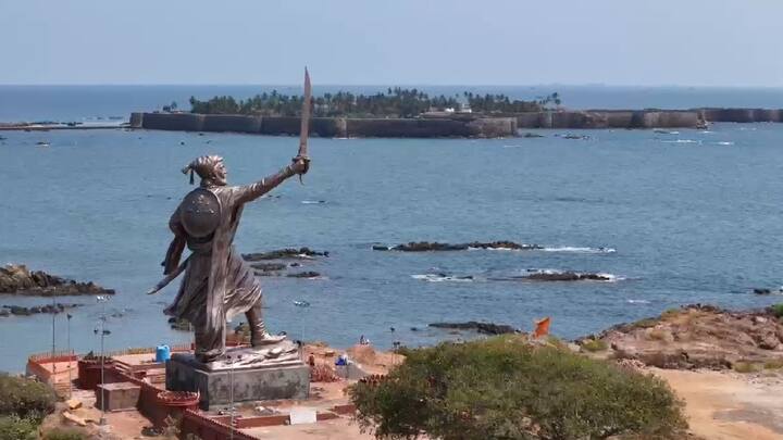 मालवण किल्ल्यावर या नव्याने उभारण्यात आलेल्या शिवरायांच्या पुतळ्यामुळे सिंधुदुर्ग जिल्ह्याच्या मुकुटात मानाचा तुरा रोवला गेला आहे. याशिवाय कोकण पर्यटनातील हे महत्त्वाचं आकर्षण देखील ठरेल.