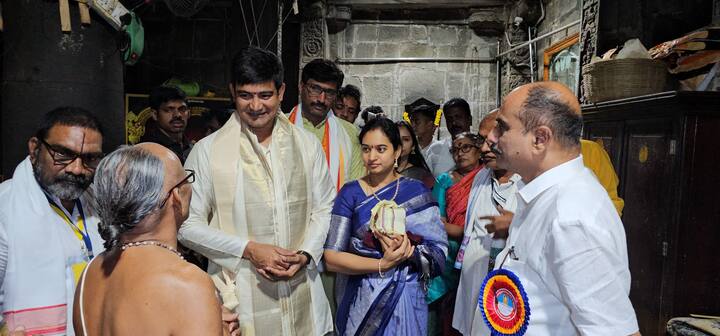 కాగా, సింహాద్రి అప్పన్న స్వామి చందనోత్సవంలో విషాదం చోటుచేసుకుంది. సింహగిరి బస్టాండ్ నుంచి పైకి వెళ్లే మార్గంలో రూ.300 టికెట్ క్యూలైన్పై సిమెంట్ గోడ కూలడంతో ఏడుగురు భక్తులు మృతి చెందారు.