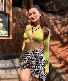 डीपनेक टॉप और मिनी स्कर्ट में अवनीत कौर ने दिए पोज, फैंस बोले- 'उफ्फ'