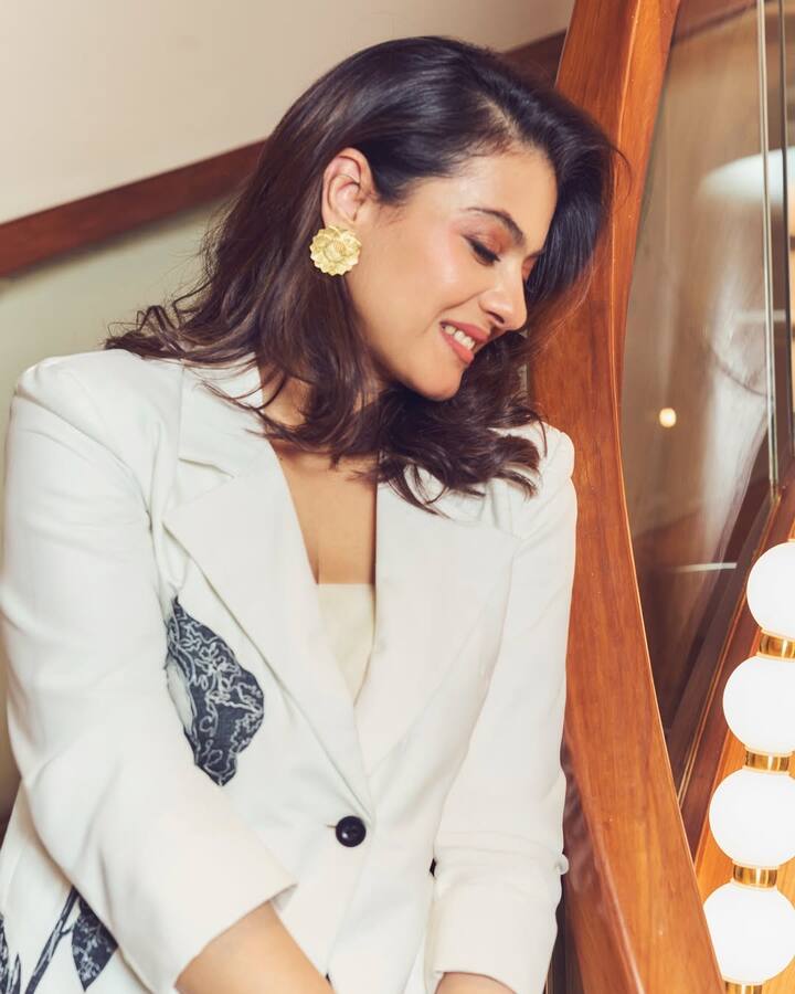 For accessories, she opted for bold, statement golden earrings and an elegant ring from @romanarsinghaniofficial, which added just the right amount of glam.