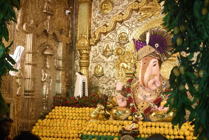 दरवर्षी प्रमाणे यंदा ही अक्षयतृतीयेच्या मंगलदिनी गणरायाभोवती आकर्षक आणि मनमोहक आंब्यांची आरास करण्यात आली असून हे दृश्य सऱ्यांचे लक्ष वेधून घेत आहे.