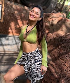 डीपनेक टॉप और मिनी स्कर्ट में अवनीत कौर ने दिए पोज, फैंस बोले- 'उफ्फ'