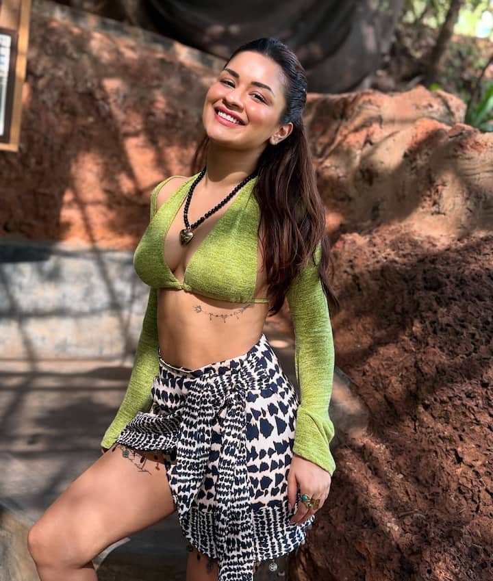 https:= avneet kaur flaunts figure in mini skirt deep neck crop top shares pics from goa trip | डीपनेक टॉप और मिनी स्कर्ट में अवनीत कौर ने दिए पोज, फैंस बोले