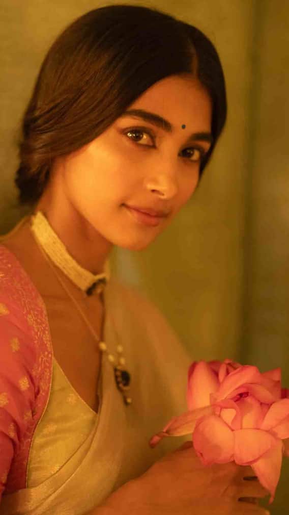 పూల మధ్యలో పూజా హెగ్డే..‘రెట్రో’ లుక్ ఎంత బావుందో!