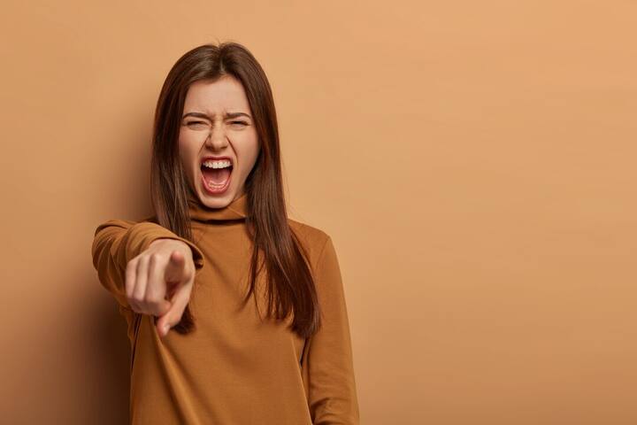 यूरोपियन हार्ट जर्नल के एक्यूट कार्डियोवैस्कुलर केयर में पब्लिश 2014 के एक स्टडी में पाया गया कि तेज गुस्सा करने के बाद दो घंटों में हार्ट अटैक का रिस्क करीब पांच गुना ज्यादा होता है. इसी तरह, हार्वर्ड मेडिकल स्कूल के शोधकर्ताओं ने 2015 की एनालिसिस में इस बात पर जोर दिया कि क्रोध के लगातार एपिसोड हार्ट से जुड़ी घटनाओं के लिए ट्रिगर की तरह काम कर सकते हैं, खासकर उन लोगों में जो पहले से ही खराब लाइफस्टाइल जी रहे हैं.