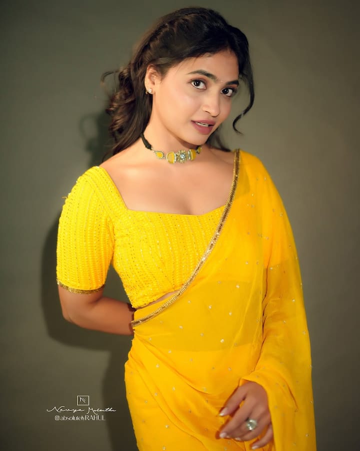Alekhya Harika In Saree: అలేఖ్య హారిక... అసలు పేరు కంటే దేత్తడి హారిక అంటే తెలుగు ప్రజలు ఎక్కువ మంది గుర్తు పడతారు. దేత్తడి యూట్యూబ్ ఛానల్‌లో షార్ట్ ఫిలిమ్స్, యూట్యూబ్ సిరీస్‌లకు పాపులారిటీ అటువంటిది. (Image Courtesy: alekhyaharika_ / Instagram)