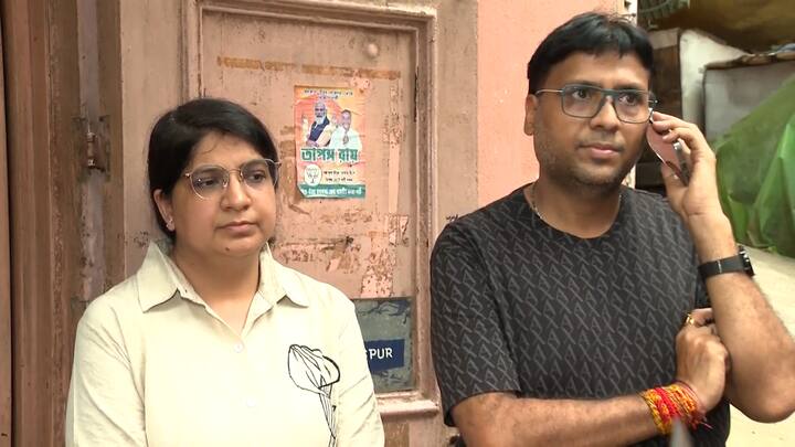ওড়িশার বাসিন্দা নেহা আগরওয়াল। মঙ্গলবার ফিরে যাওয়ার কথা ছিল তাঁদের ।  পাঁচতলার ঘরের দরজা খুলেই করিডর ভরে গিয়েছে কালো ধোঁয়ায়। অগত্যা ঘরে ঢুকে যান তিনি।